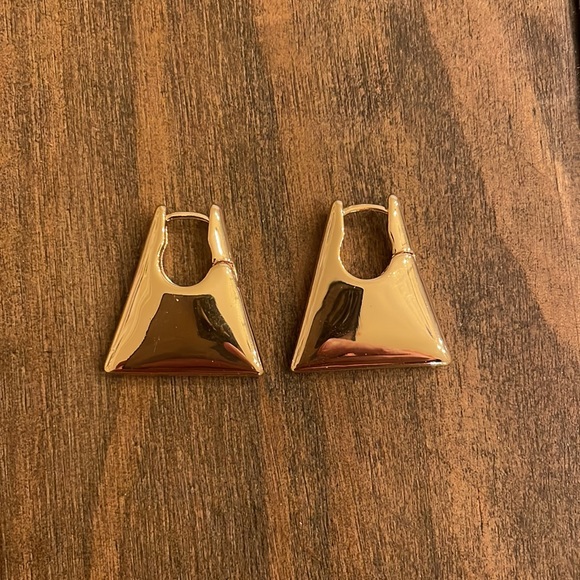 NWT Anthropologie Gold chunky triangle huggie earrings. - Picture 4 of 4
